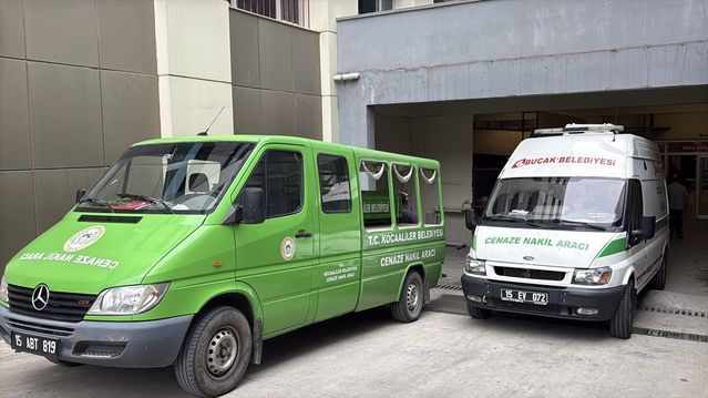 Bucak'ta Minibüs ve Tır Çarpıştı: 7 Kişi Hayatını Kaybetti