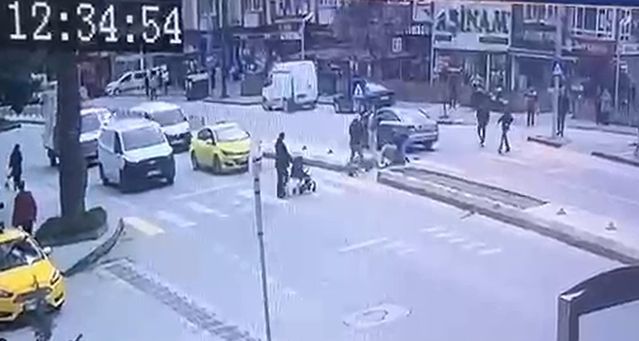 Edirne'de Yaya Geçidinde Otomobilin Çarptığı Yaya Yaralandı