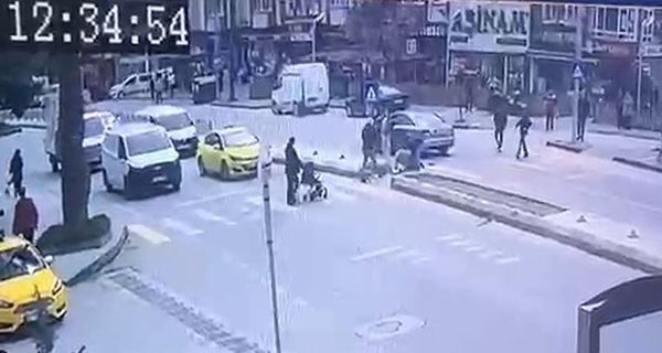 Edirne'de Yaya Geçidinde Otomobilin Çarptığı Yaya Yaralandı