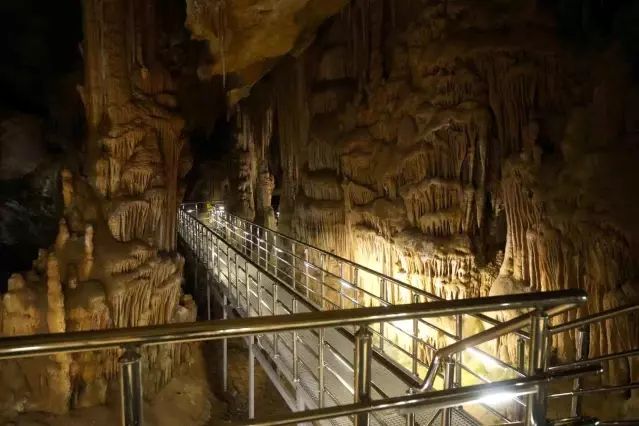 Karaca Mağarası Ramazan Bayramı Tatilinde Ziyaretçilerini Ağırlamaya Başladı