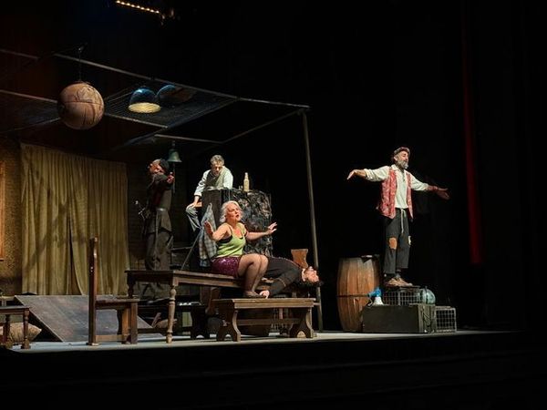 Bursa’da Van Devlet Tiyatrosu’ndan "Büyük İskender'in Atı" Oyunu Sahnelendi