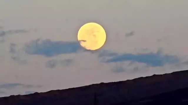 Van'da Erek Dağı'ndan Yükselen Pembe Dolunay Heyecan Yarattı