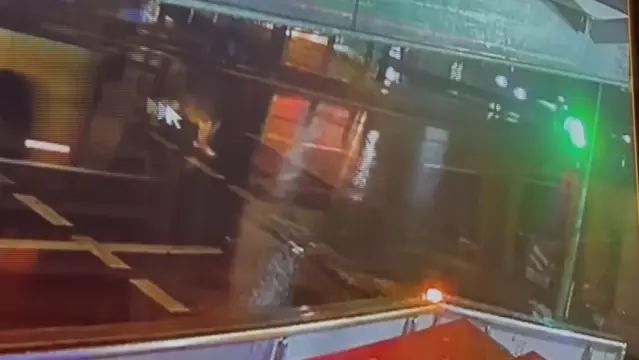 Üsküdar'da Kırmızı Işıkta Yol Geçmeye Çalışan Yayaya İETT Otobüsü Çarptı