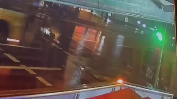 Üsküdar'da Kırmızı Işıkta Yol Geçmeye Çalışan Yayaya İETT Otobüsü Çarptı