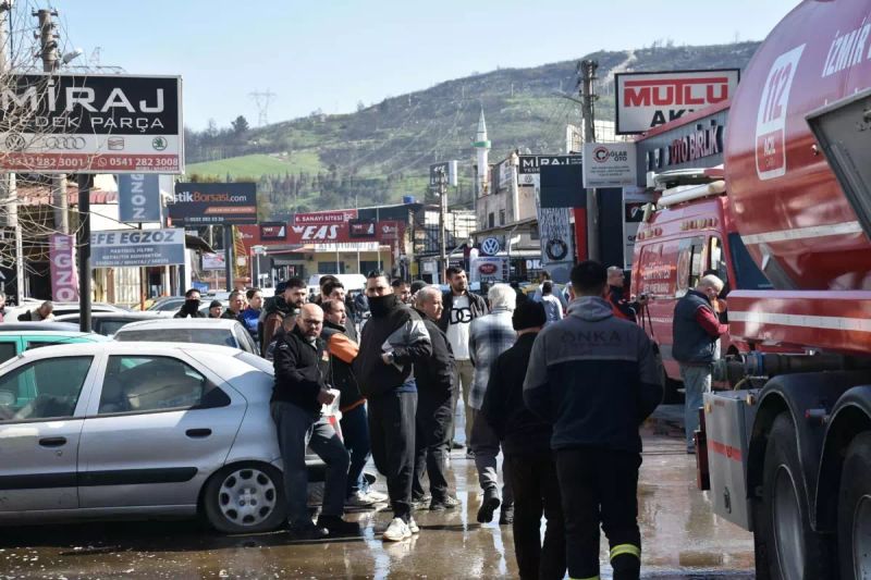 Buca’daki Otomobil Yedek Parça Dükkanındaki Yangın 2,5 Saatte Söndürüldü