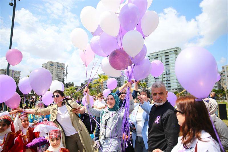 Adana'da Kanser Farkındalığı İçin Mor Balonlarla Gökyüzü Renklendirildi