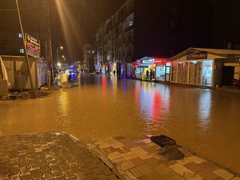 Malatya'da Sağanak ve Rüzgar İş Yerlerini Su Bastı, Taziye Çadırı Uçtu