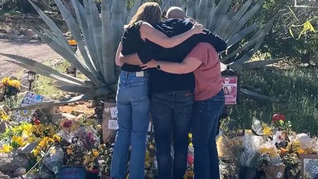 Kayıp Annesini Arayan Savannah Guthrie, Arizona’daki Anıtta Gözyaşlarına Boğuldu