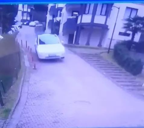 İzmit'te Hızlanan Otomobil Site Kapısını Kırdı, 3 Araç Hasar Gördü