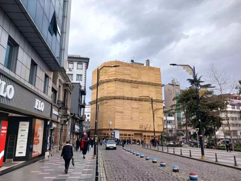 Trabzon Merkezindeki İş Merkezi Keresteyle Paketlendi