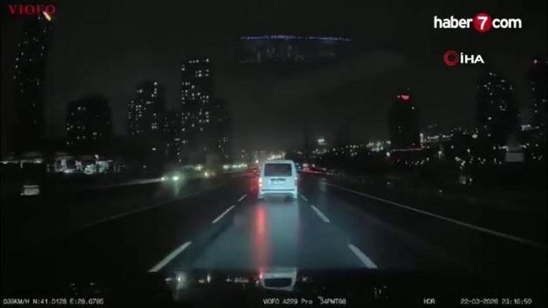 TEM E5 Esenyurt Bağlantı Yolunda İki Araç Çarpıştı, Anlar Kamerada