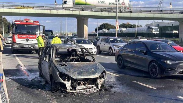 Zeytinburnu Sahil Yolunda Seyir Halindeki Otomobilde Yangın Çıktı