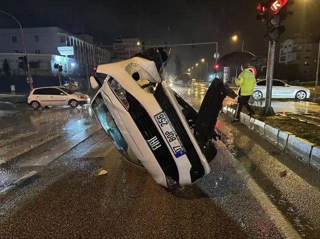 Antalya Serik'te Yağış Nedeniyle Otomobil Refüje Çarparak Devrildi