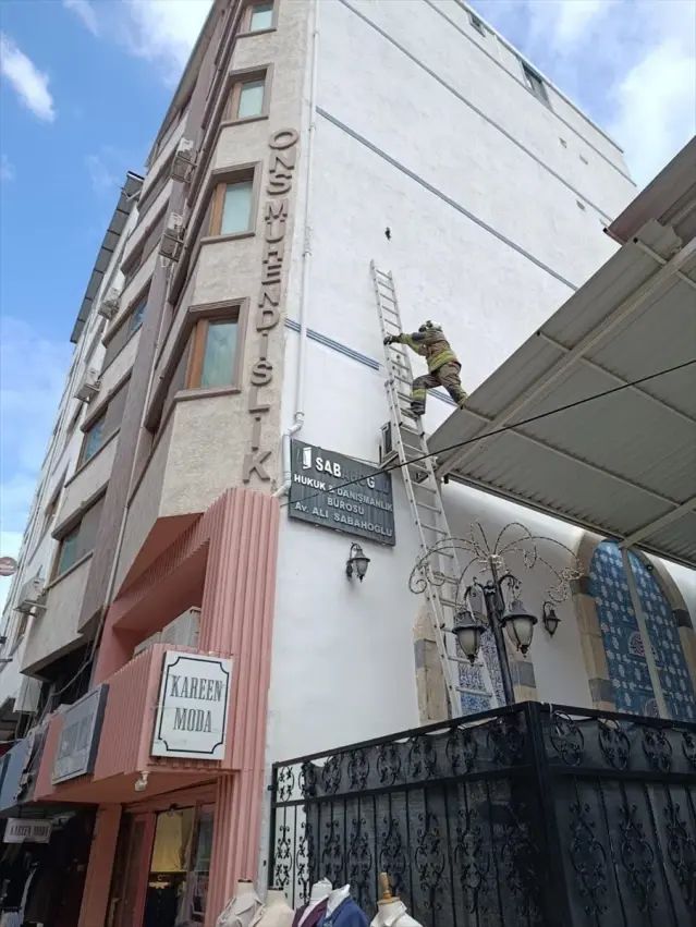 İskenderun'da Kanadına İp Dolanan Kuş İtfaiye Tarafından Kurtarıldı