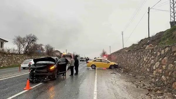 Elazığ'da Trafik Kazasında İki Kişi Yaralandı