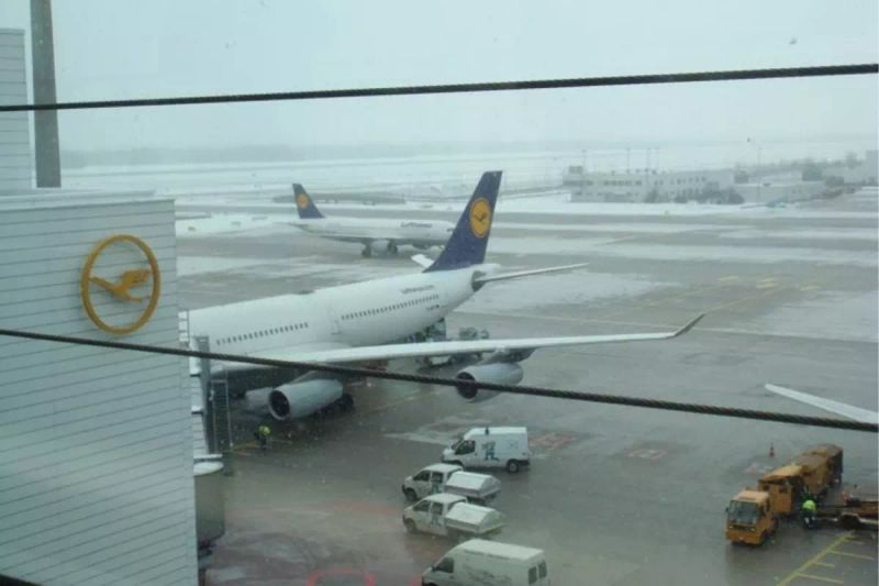 Münih Havalimanı'nda Kar Nedeniyle 500 Yolcu Uçaklarda Saatlerce Mahsur Kaldı