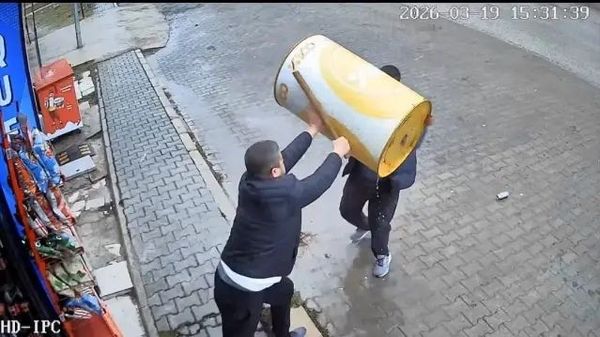 Afyonkarahisar’da Tekel Bayisinde Taşlı ve Sopalı Kavga Güvenlik Kamerasında