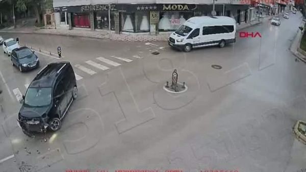 Amasya’da Anne ve Kızının Bulunduğu Araç Nehre Uçtu: Yaralılar Hastaneye Kaldırıldı