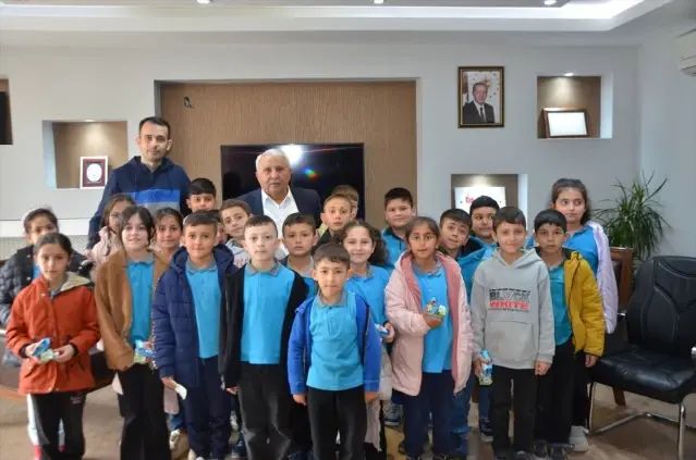 Atatürk İlkokulu Öğrencileri Belediye Başkanı Şahin'i Ziyaret Etti
