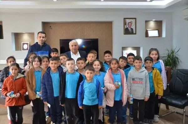 Atatürk İlkokulu Öğrencileri Belediye Başkanı Şahin'i Ziyaret Etti