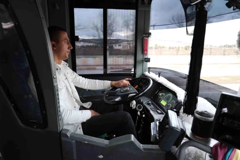 Sivas'ta halk otobüsü şoförünün yaşlı kadına duyarlı davranışı takdir topladı