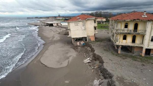 Karasu'da Villalar Çöktü: Bakanlık Hemen Müdahale Etti