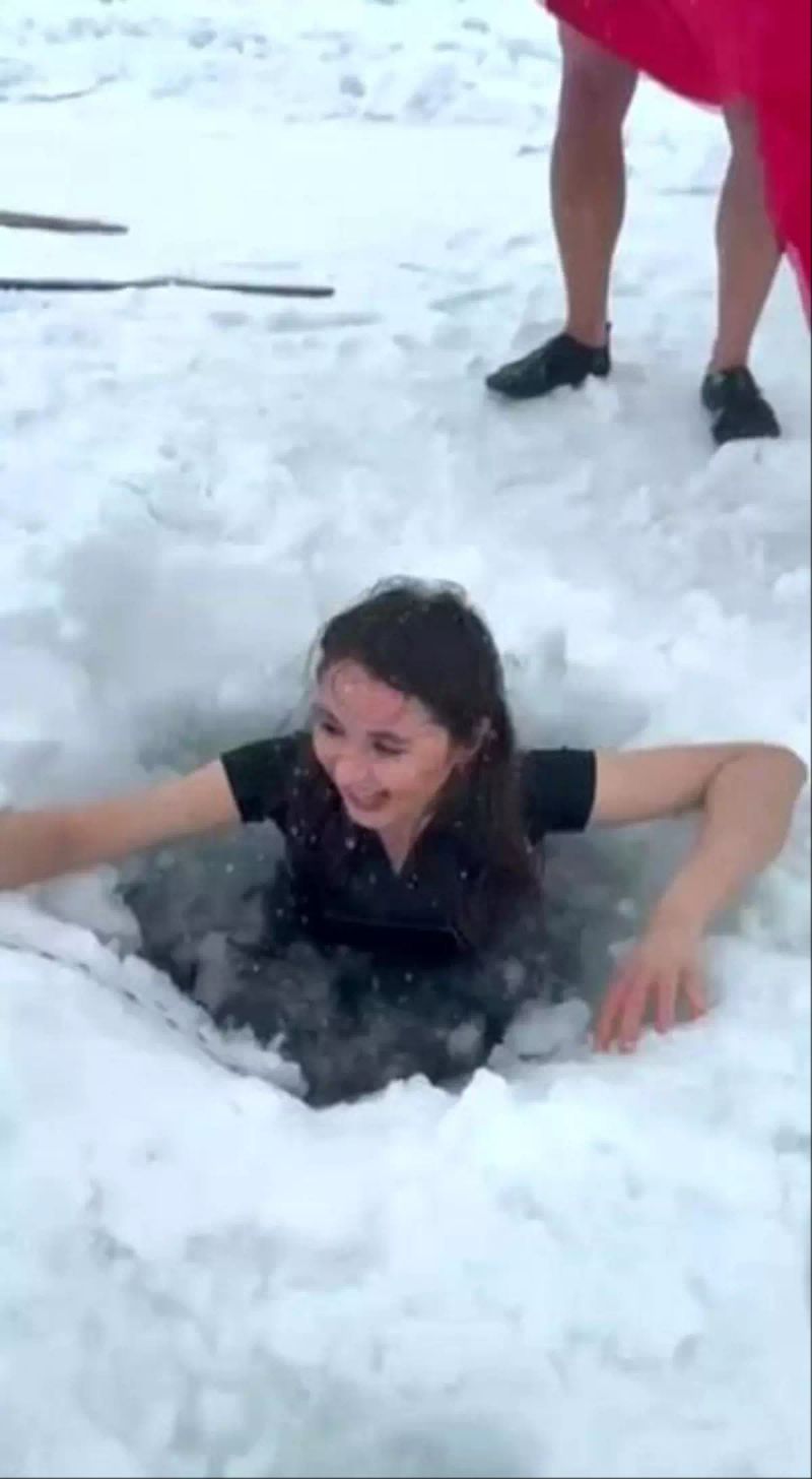 Kars'ta Bir Kadın Çıldır Gölü'nün Buzlu Sularına Girdi