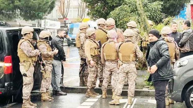 İşten çıkarılan güvenlik görevlisi banka şubesini bıçakla bastı