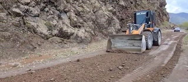 Elazığ Karakoçan'daki Heyelan Sonrası Kapanan Yol Yeniden Açıldı