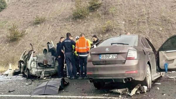 Ankara'da Kafa Kafaya Çarpışma: 5 Kişi Hayatını Kaybetti