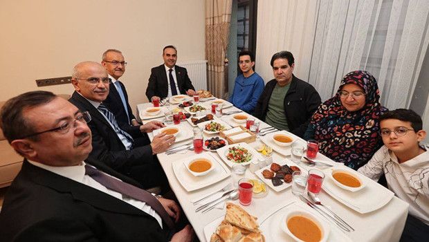 Bakan Kacır, Malatya'da Depremzede Aileyle İftar Sofrasında Buluştu