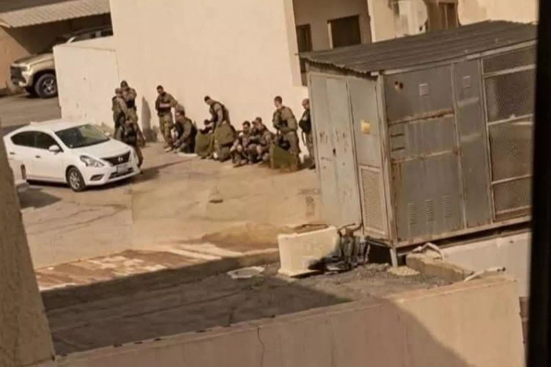 Tel Aviv'de Füzeler Altında Askerler ve Siviller Birlikte Sığınak Aradı