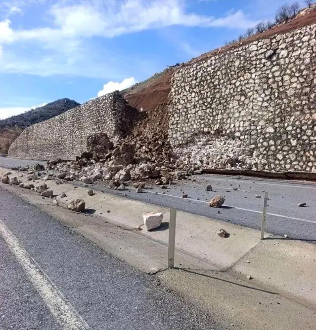 Kahta'da Yoğun Yağış Sebebiyle İstinat Duvarı Yıkıldı