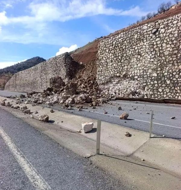Kahta'da Yoğun Yağış Sebebiyle İstinat Duvarı Yıkıldı