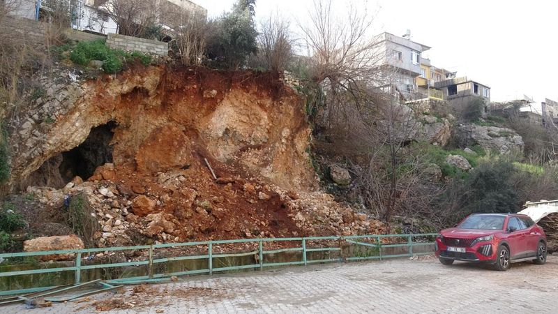 Hatay'daki Heyelan, Ev Altındaki Mağarayı Ortaya Çıkardı