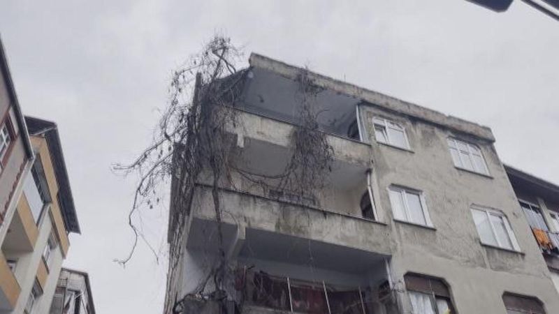 Bağcılar'da Çatı Parçaları İki Aracın Üzerine Düştü, Can Kaybı Yok