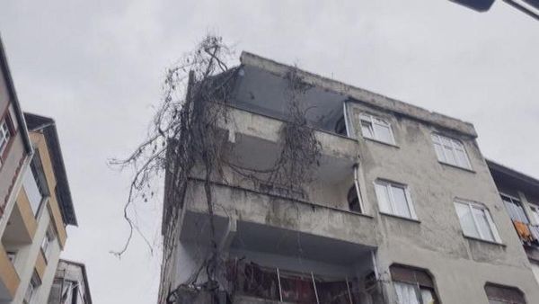 Bağcılar'da Çatı Parçaları İki Aracın Üzerine Düştü, Can Kaybı Yok