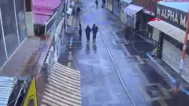 Iğdır'da Yolda Yürüyen Kıza Bıçaklı Saldırı Güvenlik Kamerasında