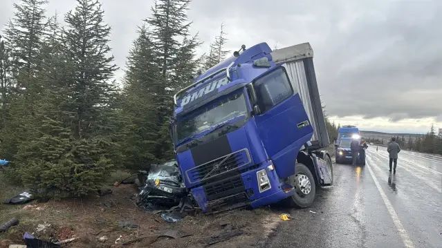 Eskişehir'de Kaygan Yolda TIR Kazası: 1 Ölü, 2 Yaralı