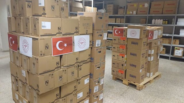 Türkiye, İran'a 3 Tır Tıbbi Yardım Malzemesi Gönderdi