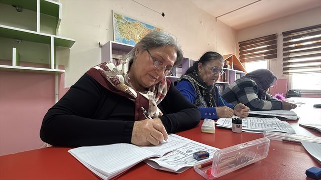 Erzincan'da Kadın Muhtardan Üçüncü Kez Ninelere Okuma Yazma Kursu