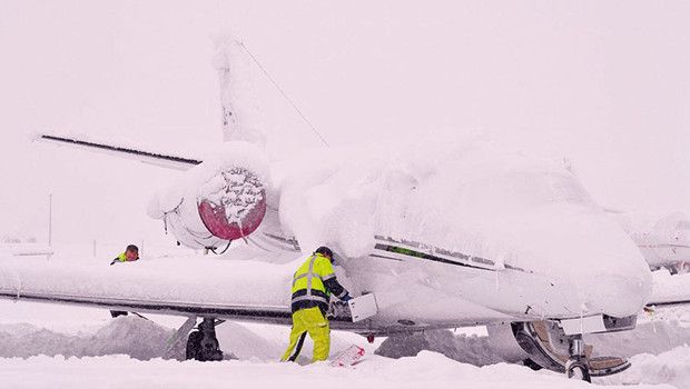Yoğun Kar Yağışı Lufthansa Yolcularını Pistte Mahsur Bıraktı