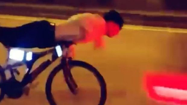 Bisikletle Uzanarak Giden Genç, Otomobille Çarpışarak Hayatını Kaybetti