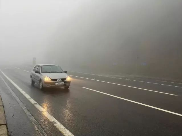 Bolu Dağı'nda Yoğun Sağanak ve Sis Sürücüleri Zorladı