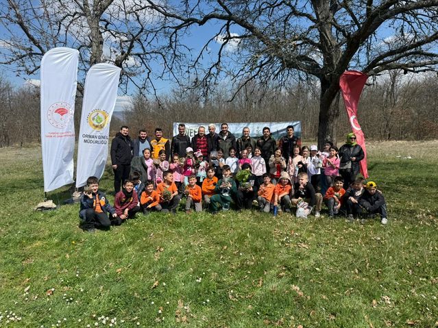 Bilecik’te İlkokul Öğrencileri Doğa İçin Meşe Fidanı Dikti