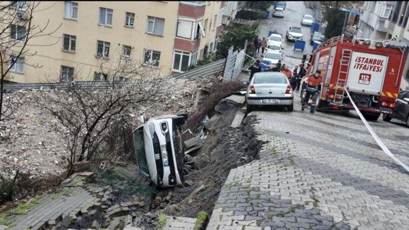Üsküdar’da Yol Çökmesi Sonrası Araç Çukura Düştü