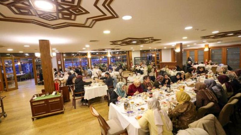 Ümraniye Sosyal Tesisleri Ramazan’da İftar Sofralarıyla Dolu Taştı