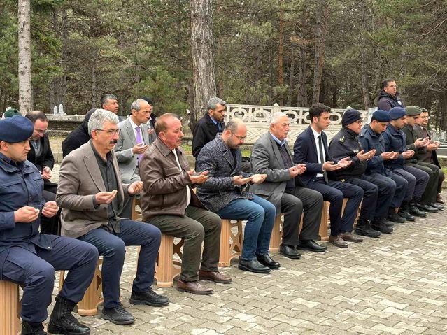 Şehit Pilot Yavuz Eracar, Kabri Başında 28. Ölüm Yıl Dönümünde Anıldı