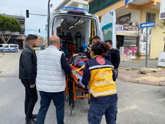 Antalya Serik'te Otomobille Çarpışan Motosiklet Sürücüsü Yaralandı