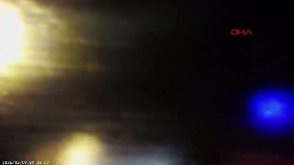 Gaziosmanpaşa TEM Otoyolu'nda Makas Atan Sürücü Kaza Yaptı: 2 Yaralı